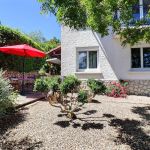 Le gîte en rez-de-chaussée et ses espaces privatifs à gauche Le gîte en rez-de-chaussée et ses espaces privatifs à gauche