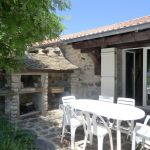 La terrasse avec son barbecue en pierre La terrasse avec son barbecue en pierre