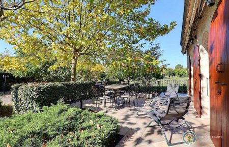 G&icirc;te n&deg;201729 Ruoms - Ard&egrave;che - Jolie terrasse ombrag&eacute;e par le murier