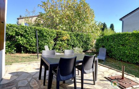 G&icirc;te n&deg;201730 Ruoms - Ard&egrave;che - Jolie terrasse ensoleill&eacute;e 