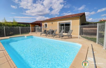 G&icirc;te n&deg;330760 Vallon-Pont-d'Arc - Ard&egrave;che - Maison ind&eacute;pendante avec piscine priv&eacute;e, jardin et terrasse couverte