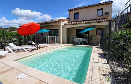 Gîte mitoyen avec piscine privative dans le centre de Vallon Pont d'Arc Gîte n°330780 Vallon-Pont-d'Arc - Ardèche - Gîte mitoyen avec piscine privative dans le centre de Vallon Pont d'Arc