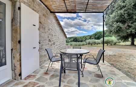 G&icirc;te n&deg;334735 Les Vans - Ard&egrave;che - Petit d&eacute;jeuner face aux oliviers, sous pergola ombrag&eacute;e