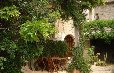 Terrasse du gîte et l'entrée Gîte n°336700 Vernon - Ardèche - Terrasse du gîte et l'entrée