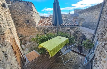 G&icirc;te n&deg;76700 Cruas - Ard&egrave;che - Terrasse avec salon de jardin et parasol et son acc&egrave;s cour privative ferm&eacute;e. 