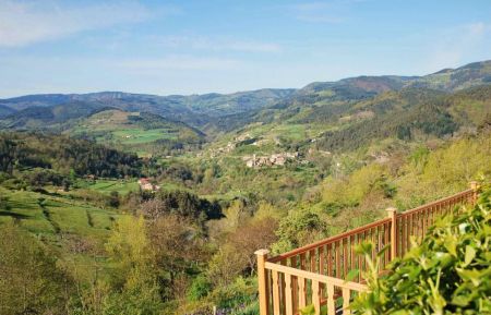 G&icirc;te n&deg;114705 Labatie-d'Andaure - Ard&egrave;che - Vue depuis le balcon sur la vall&eacute;e du Doux