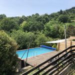 La piscine vue de la terrasse du g&icirc;te
