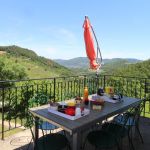 Petit déjeuner sur la terrasse de 20m² avec superbe vue sur la Vallée du Doux Petit déjeuner sur la terrasse de 20m² avec superbe vue sur la Vallée du Doux