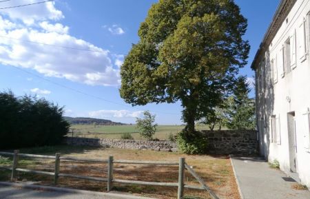 G&icirc;te n&deg;175700 Le Plagnal - Ard&egrave;che - G&icirc;te Narcisse et son espace ext&eacute;rieur commun avec un salon de jardin privatif &agrave; chacun