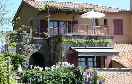 G&icirc;te n&deg;189018 Ribes - Ard&egrave;che - G&icirc;te La Demoiselle en dessous du g&icirc;te La Tourelle