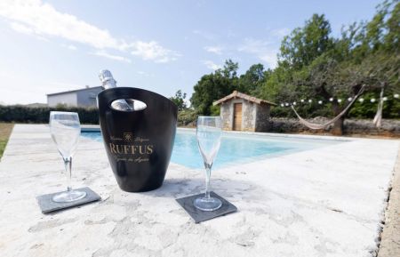 Apéritif au bord de la piscine Gîte n°334731 Les Vans - Ardèche - Apéritif au bord de la piscine