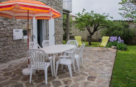 Terrasse côté jardin Gîte n°28017 Beaulieu - Ardèche - Terrasse côté jardin