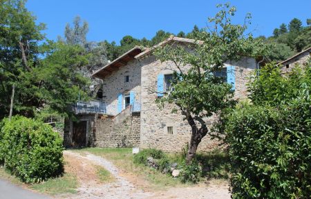 G&icirc;te n&deg;331716 Vals-les-Bains - Ard&egrave;che - Le g&icirc;te sur la partie gauche avec terrasse