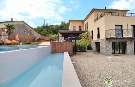 G&icirc;te n&deg;23724 Balazuc - Ard&egrave;che - Le Studio de la Villa Balazuc pour 2 personnes avec &eacute;quipement haut de gamme piscine priv&eacute;e, salle de cin&eacute;ma et espace d&eacute;tente sauna jacuzzi