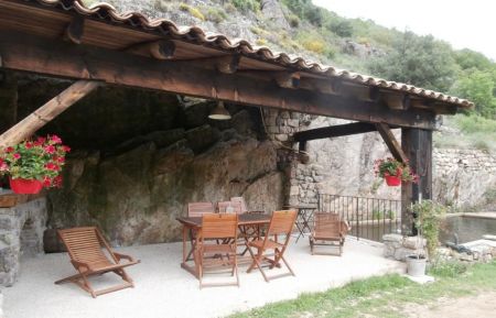 Terrasse accolée à la fraicheur de la roche et de son bassin Gîte n°45029 Burzet - Ardèche - Terrasse accolée à la fraicheur de la roche et de son bassin