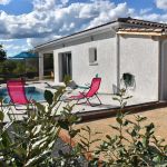 Terrasse avec piscine chauff&eacute;e et terrain de p&eacute;tanque