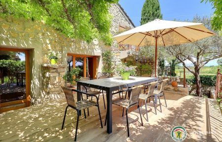G&icirc;te n&deg;291724 Saint-Rem&egrave;ze - Ard&egrave;che - Belle terrasse face au jardin et aux vignes