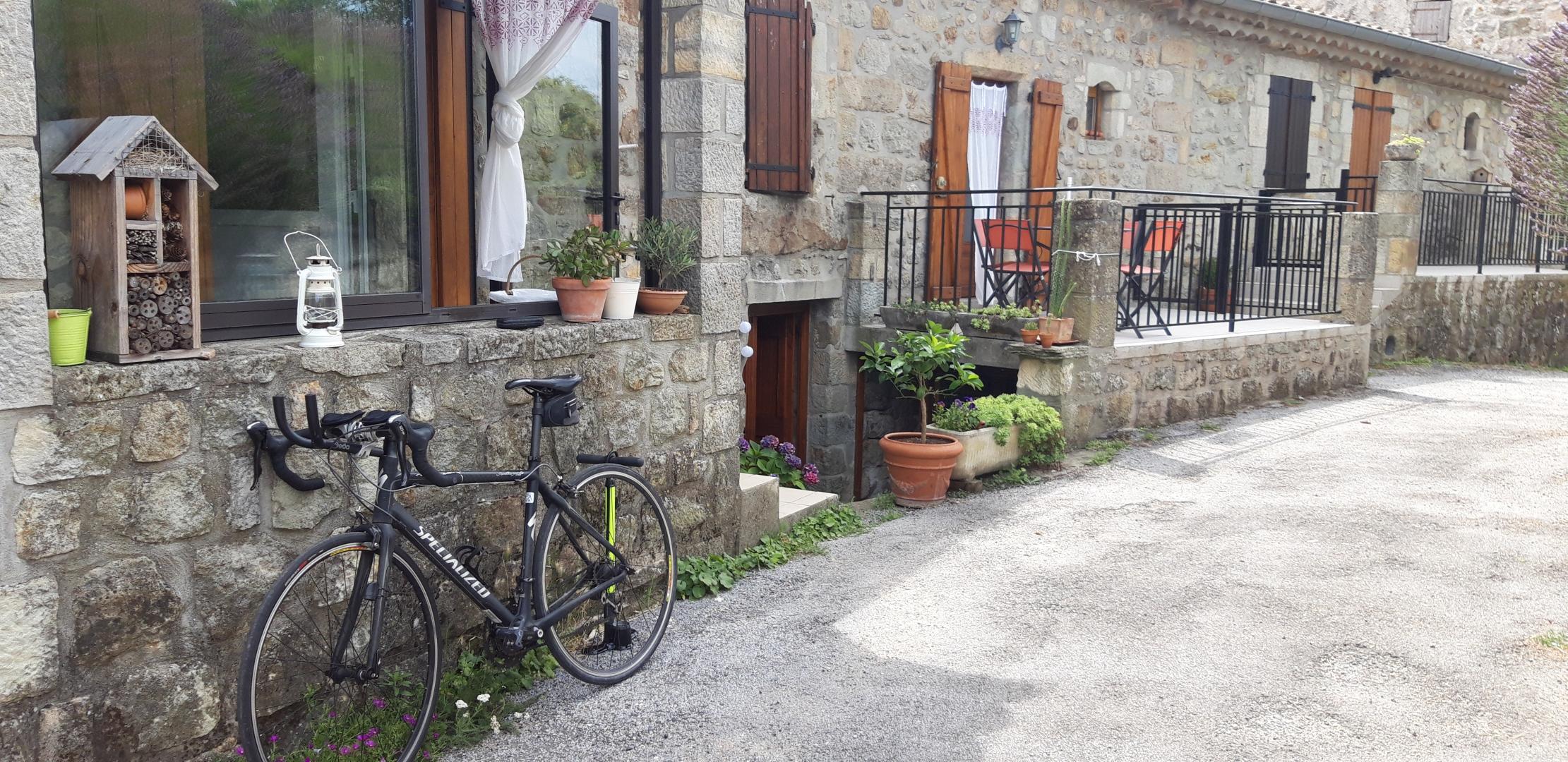 La maison des propriétaires, la chambre d'hôtes en contre bas et les 2 gîtes photo 17