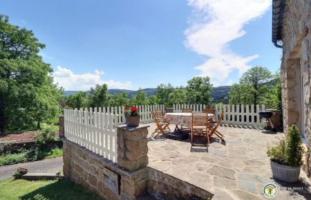 G&icirc;te n&deg;106017 Issarl&egrave;s - Ard&egrave;che - La terrasse avec vue sur les paysages de la vall&eacute;e de la Loire