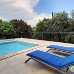 Piscine à partager autour de chênes blancs Piscine à partager autour de chênes blancs