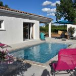 Piscine chauff&eacute;e, terrasse couverte et terrain de p&eacute;tanque