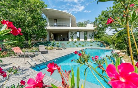 G&icirc;te n&deg;23718 Balazuc - Ard&egrave;che - Une piscine de 10 x 4 m&egrave;tres au bord de laquelle il est bon de l&eacute;zarder au soleil