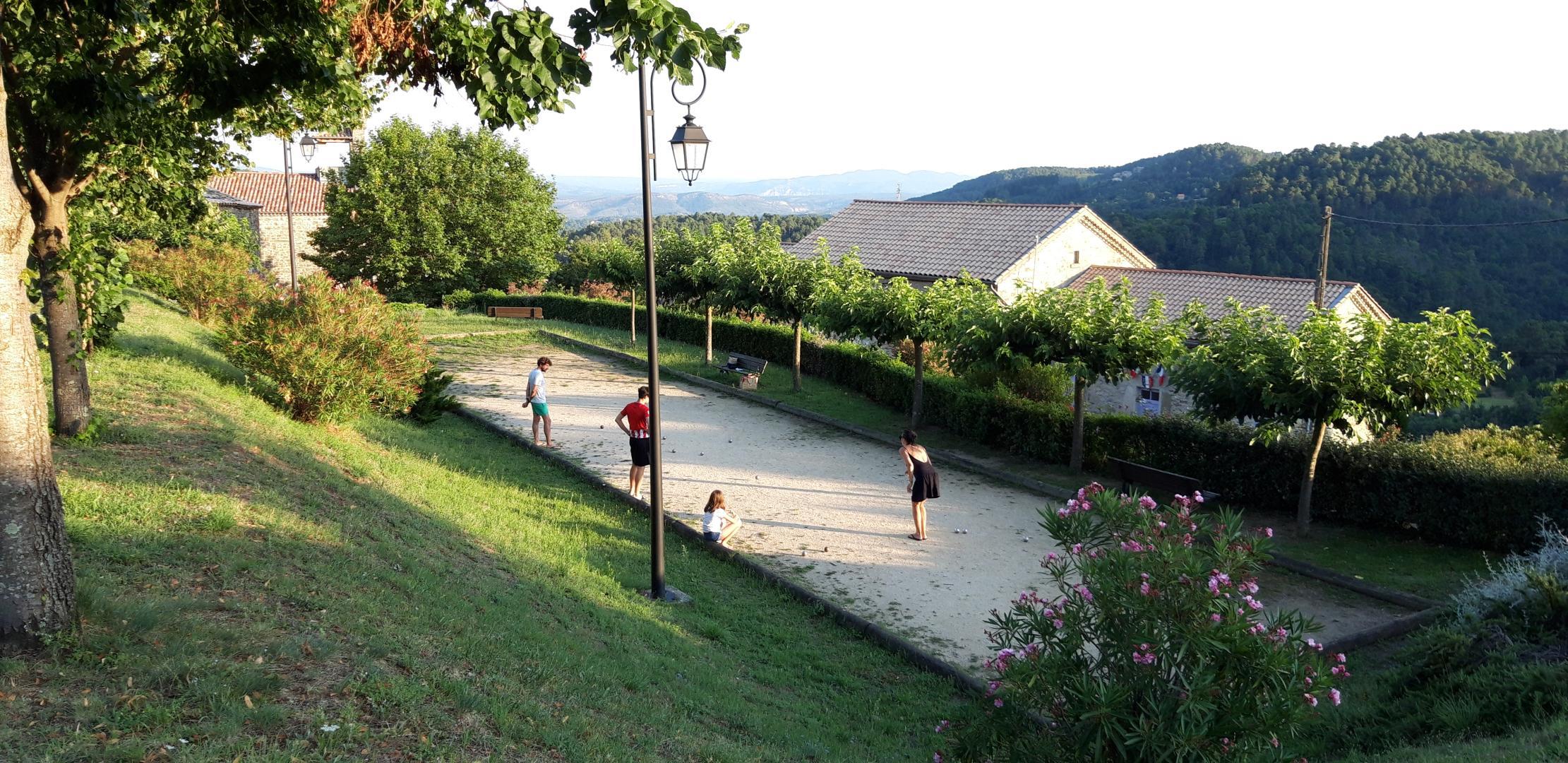 Le terrain de pétanque du village photo 19