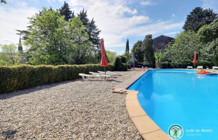 Grande piscine commune aux gîtes avec vue sur le clocher du village Gîte n°61710 Chauzon - Ardèche - Grande piscine commune aux gîtes avec vue sur le clocher du village