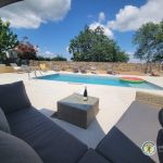 D&eacute;tente au bord de la piscine partag&eacute;e de la propri&eacute;t&eacute;