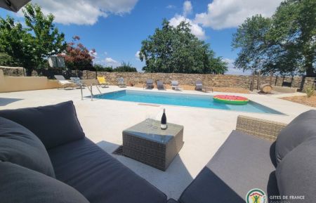 Chambre d'h&ocirc;tes n&deg;376 Cheminas - Ard&egrave;che - D&eacute;tente au bord de la piscine partag&eacute;e de la propri&eacute;t&eacute;