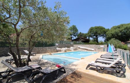 G&icirc;te n&deg;207027 Saint-Alban-Auriolles - Ard&egrave;che - d&eacute;tente au bord de la piscine &agrave; partager