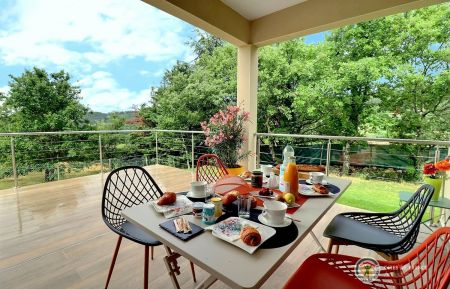 G&icirc;te n&deg;254707 Saint-Julien-du-Serre - Ard&egrave;che - Petit d&eacute;jeuner sur la terrasse