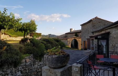 G&icirc;te n&deg;62700 Chazeaux - Ard&egrave;che - lumi&egrave;re de fin de journ&eacute;e
