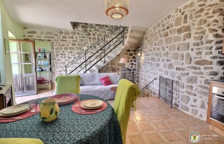 Au 1er niveau, la pièce de vie avec l'accès à la petite terrasse Gîte n°162043 Montréal - Ardèche - Au 1er niveau, la pièce de vie avec l'accès à la petite terrasse