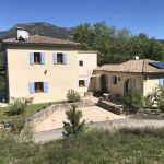 Le gîte à droite jouxtant la maison des propriétaires Le gîte à droite jouxtant la maison des propriétaires