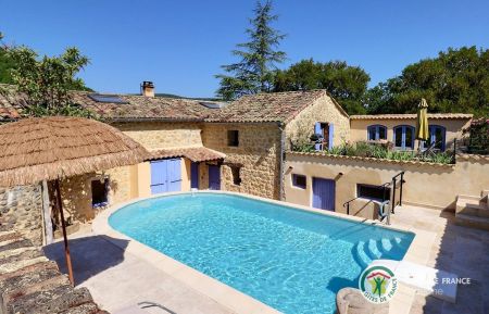 G&icirc;te n&deg;273718 Saint-Maurice-d'Ibie - Ard&egrave;che - Piscine partag&eacute;e et terrasse privative du g&icirc;te &agrave; l'arri&egrave;re plan