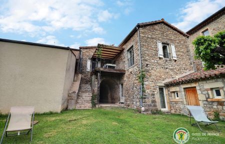 G&icirc;te n&deg;31703 Berrias-et-Casteljau - Ard&egrave;che - G&icirc;te en pierres le Vieux Murier avec jardin et terrasse couverte