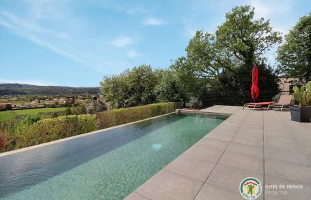 G&icirc;te n&deg;330768 Vallon-Pont-d'Arc - Ard&egrave;che - Piscine &agrave; partager avec une vue magnifique 