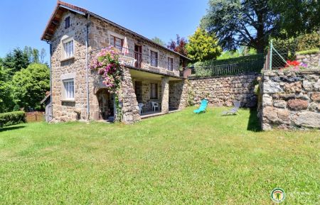 G&icirc;te n&deg;106702 Issarl&egrave;s - Ard&egrave;che - Le C&egrave;dre Bleu et ses espaces ext&eacute;rieurs