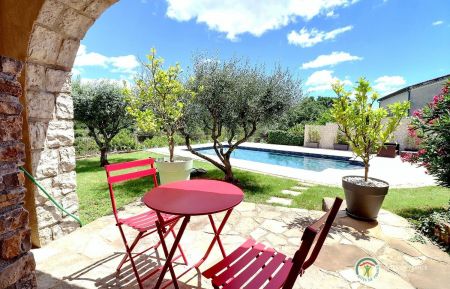 G&icirc;te n&deg;231704 Saint-&Eacute;tienne-de-Fontbellon - Ard&egrave;che - La terrasse avec une vue splendide sur la piscine