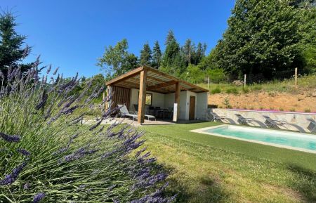 Pour se prélasser à l'ombre devant la piscine Gîte n°256003 Belsentes - Ardèche - Pour se prélasser à l'ombre devant la piscine