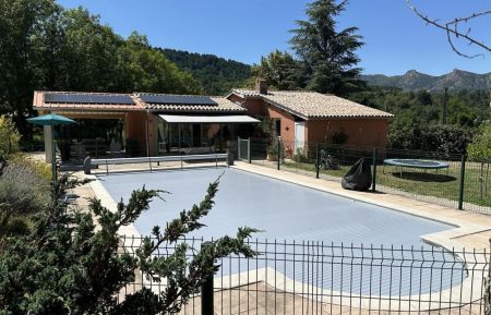 G&icirc;te n&deg;223701 Saint-Cirgues-de-Prades - Ard&egrave;che - La piscine s&eacute;curis&eacute;e, par un volet roulant et une cl&ocirc;ture, pour un repas sous la terrasse ombrag&eacute;e en toute tranquillit&eacute;