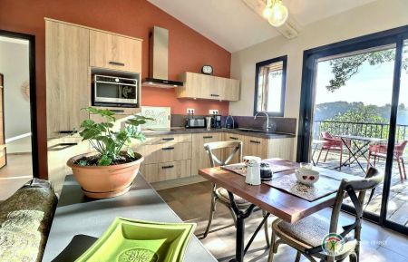 G&icirc;te n&deg;132710 Largenti&egrave;re - Ard&egrave;che - L'espace repas avec acc&egrave;s direct sur la terrasse tout en bois..