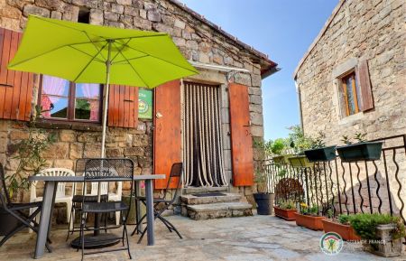 Jolie terrasse en accès direct depuis la cuisine Gîte n°171015 Payzac - Ardèche - Jolie terrasse en accès direct depuis la cuisine
