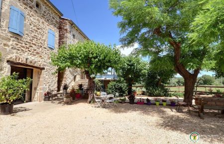 Le Gîte Le Pigeonnier au 1er étage (volets bleus) et les extérieurs communs Gîte n°343712 Vinezac - Ardèche - Le Gîte Le Pigeonnier au 1er étage (volets bleus) et les extérieurs communs