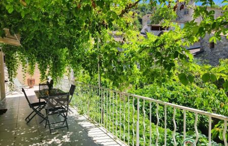 G&icirc;te n&deg;348700 Vog&uuml;&eacute; - Ard&egrave;che - Belle terrasse &agrave; l'ombre de la vigne avec espace d&eacute;tente et repas face au ch&acirc;teau