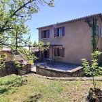 Le gîte en bas et sa terrasse Le gîte en bas et sa terrasse