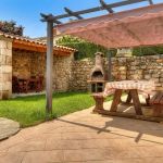 magnifique terrasse avec sa pergola, son barbecue et son abris jardin