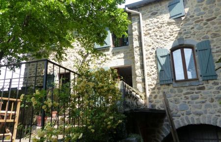 G&icirc;te n&deg;132723 Largenti&egrave;re - Ard&egrave;che - Terrasse ombrag&eacute;e par un vieux tilleul