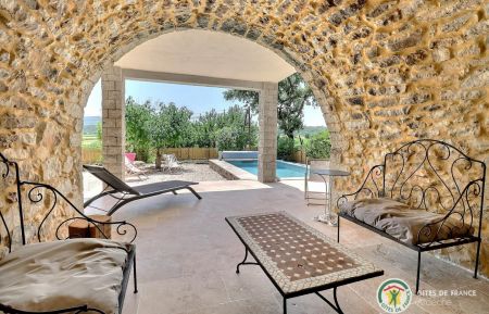Voute qui vous permettra de vous mettre à la fraiche avec vue directe sur la piscine. Gîte n°211711 Saint-André-de-Cruzières - Ardèche - Voute qui vous permettra de vous mettre à la fraiche avec vue directe sur la piscine.